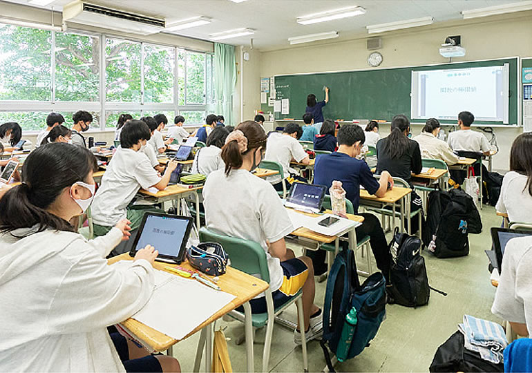 都立西高等学校の制服